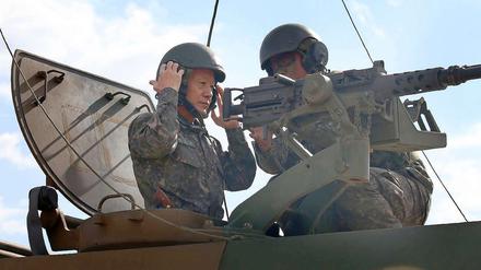 Südkoreas Verteidigungsminister Choi Yun-hee besucht eine Einheit an der Grenze zu Nordkorea.