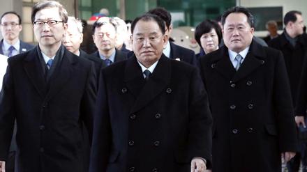 Der nordkoreanische ranghohe General Kim Yong Chol (vorne) überquerte mit einer Delegation die schwer gesicherte Grenze zwischen den beiden Koreas.
