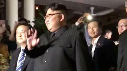 Nordkoreas Machthaber Kim Jong Un winkt in Singapur Fotografen zu. 