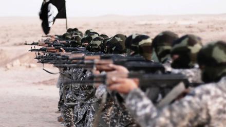 Propaganda der Dschihadisten. Der IS inszenierte sich auf dem Höhepunkt seiner Macht 2015 in Syrien als waffenstarrende Armee. 