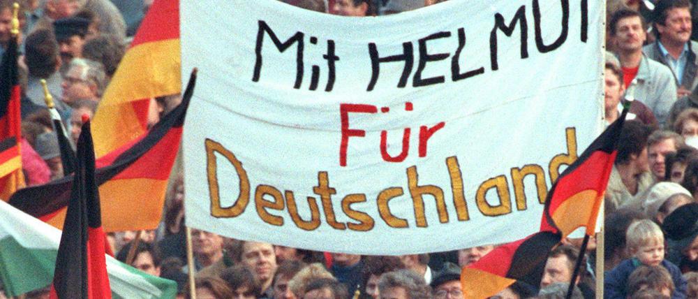 Plakate bei einer Wahlveranstaltung in Leipzig im März 1990: In Helmut Kohl und die CDU setzten die Menschen große Hoffnung.