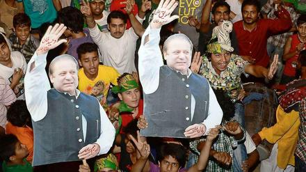 Anhänger von Nawaz Sharif bejubeln den Wahlausgang.