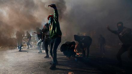 Palästinenser Demonstranten bei Zusammenstößen mit israelischen Soldaten bei Ramallah. 