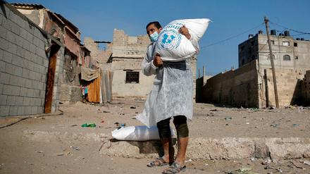 Hilfe zum Überleben. Ein Gazaner bei der Lebensmittelausgabe des UN-Hilfswerks.