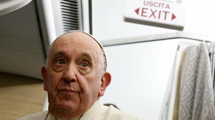 Rückweg, Ausweg? Papst Franziskus im Flugzeug auf der Rückreise aus Kanada. 