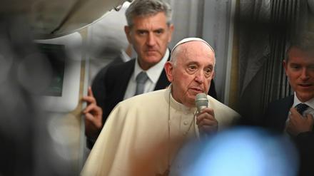 Papst Franziskus spricht vor Journalisten im Flugzeug auf der Rückreise aus Kanada. 