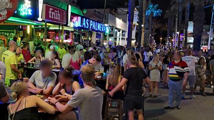 Und einmal nicht an morgen denken. Gedränge an der "Bierstraße" in Palma de Mallorca, wo schon im vergangenen Juli Hunderte deutscher Urlauber ohne Rücksicht auf in Spanien geltenden Corona-Regeln feierten.
