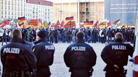 Anhänger des islamkritischen Pegida-Bündnisses demonstrieren am 23.03.2015 in Dresden. 
