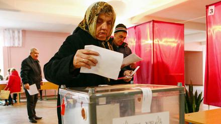 Wähler geben am Sonntag in Donetsk in der Ostukraine ihre Stimme ab.