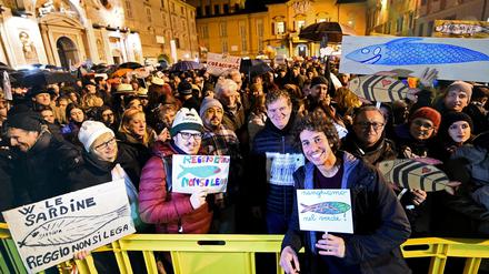 Ein Meer von Sardinen bei einer Demonstration in Reggio Emilia. Vorn Mattia Santori, einer der vier Gründer der Bewegung.