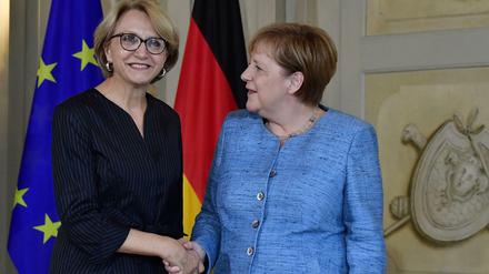 Kann freundlich sein, aber auch sehr direkt: Frankreichs Botschafterin in Berlin, Anne-Marie Descôtes (hier mit Kanzlerin Angela Merkel), kritisiert die deutsche Rüstungsexportpolitik.