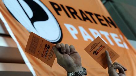 Piraten stimmen bei dem Landesparteitag in Kiel ab.