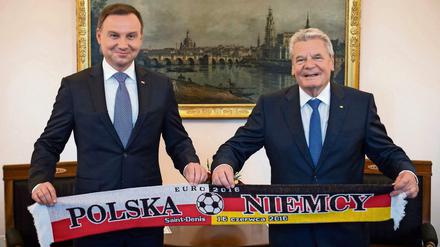 Der Fußball verbindet noch: Die Staatsoberhäupter Andrzej Duda (links) und Joachim Gauck im Juni 2016. Der 25. Jahrestag des Nachbarschaftsvertrags fiel mit dem EM-Spiel Deutschland-Polen zusammen.