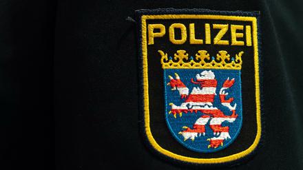 Das Wappen der Polizei Hessen ist während einer Nachwuchsaktion des Polizeipräsidiums Mittelhessen auf einer Uniform zu sehen.