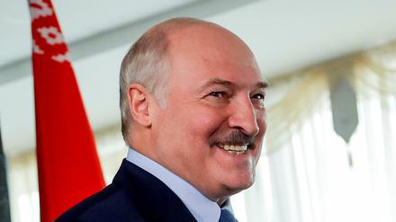 Alexander Lukaschenko, Präsident von Weißrussland, lacht bei der Stimmenabgabe in einem Wahllokal.