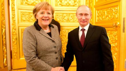 Bundeskanzlerin Angela Merkel (CDU) wird im Kreml von Wladimir Putin, Präsident Russlands, bei den 14. deutsch-russischen Regierungskonsultationen begrüßt. 