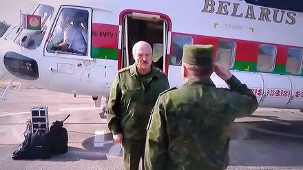 Dieses Bild von Alexander Lukaschenko in Uniform wurde am Samstag im Staatsfernsehen verbreitet. 