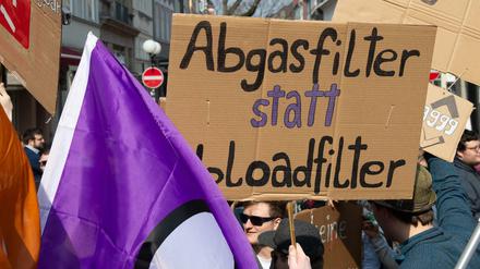 Teilnehmer demonstrieren unter anderem in Göttingen unter dem Motto "Rette Dein Internet" gegen Upload-Filter anlässlich der geplanten EU-Urheberrechtsreform.