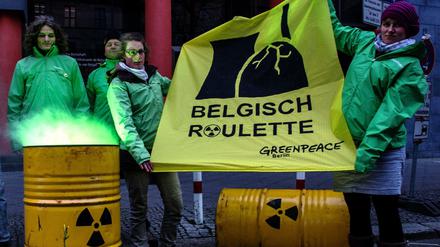 "Belgisch Roulette" steht in Berlin auf dem Transparent, das Greenpeace-Aktivisten halten. Vor dem Botschaftsgebäude von Belgien protestierten die Umweltschützer gegen die Pannenserien in den belgischen Kraftwerken Tihange und Doel. 