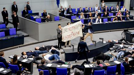 Protestaktion für Klimagerechtigkeit: Aktivisten von Fridays for Future haben sich im Bundestag totgestellt.