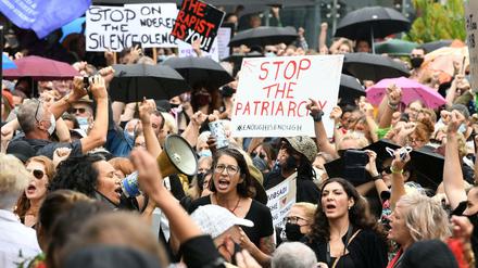 Demonstrierende versammeln sich während des Women's March 4 Justice in Brisbane. 