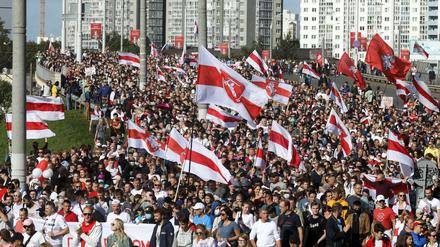 Aufmarsch in Minsk. Demonstranten halten historische belarussische Flaggen und nehmen an einem Protest der Opposition teil (13.9.2020).