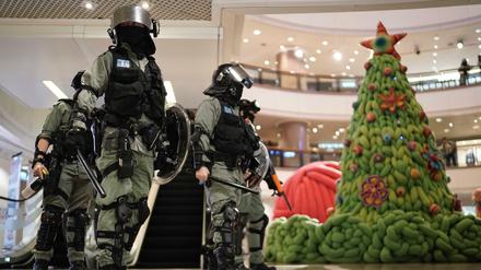 Polizisten stehen an Heiligabend in einem Einkaufszentrum in Hongkong.