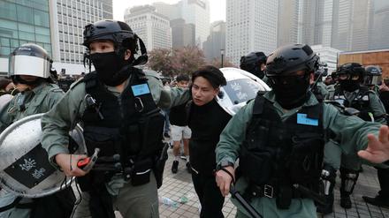 Hongkonger Polizisten nehmen einen Demonstranten fest. 
