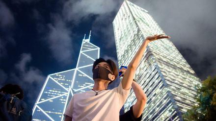 Bank of China und Cheung Kong Tower hinter sich: Ein vermummter Teilnehmer bei einer Demonstration in Hongkong