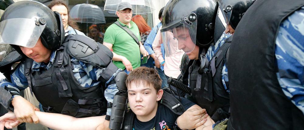 Protest in Moskau: Polizisten nehmen einen jungen Demonstranten fest. 