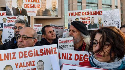 Vor dem Gericht in Istanbul forderten dutzende Unterstützer "Gerechtigkeit für alle Journalisten".
