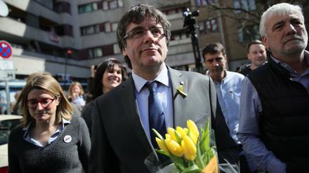 In der Hand gelbe Tulpen - die Farbe der Separatisten: Carles Puigdemont am Kottbusser Tor in Berlin-Kreuzberg.
