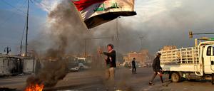 Im Irak gehen Menschen immer wieder für die Eigenständigkeit des Landes zu demonstrieren.