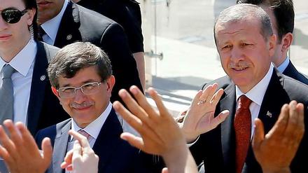 Premierminister Recep Tayyip Erdogan (rechts) verabschiedet sich in den Präsidentenpalast. Seine Partei, die AKP, übergibt er wie sein Amt als Premierminister an seinen bisher getreuen Außenminister Ahmet Davutoglu. Erdogan rechnet nicht damit, dass Davutoglu sich von ihm emanzipieren wird. Und seinen Einfluss auf die AKP will er auch behalten. 
