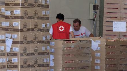 Das Rote Kreuz trifft massive Vorbereitungen im Hafen von Valencia.