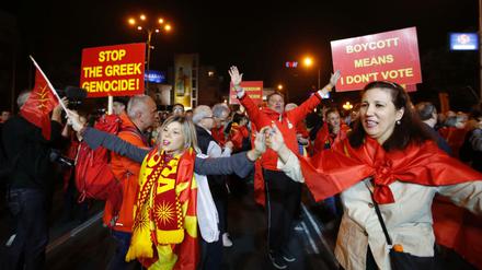 Mazedonier, die das Referendum boykottiert hatten, freuen sich nach der Verkündung der Ergebnisse. 