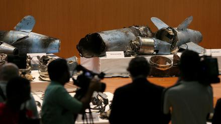 Saudi-Arabien zeigte präsentiert die Überreste der Drohnen auf einer Pressekonferenz in Riad.