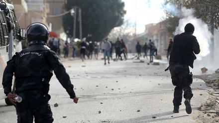 Polizisten und Demonstranten in Kasserine. 
