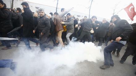 Zahlreiche Türken hatten am Samstag gegen die staatliche Übernahme der "Zaman" protestiert. Die Polizei setzt Tränengas ein.