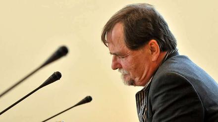 Der Thüringer Ex-Verfassungsschutzchef Helmut Roewer wartet am 10. September im Landtag in Erfurt auf die Fortsetzung der Befragung.