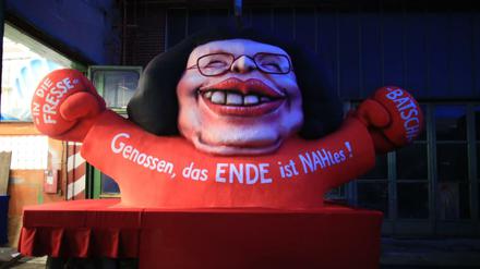 Ein politischer Mottowagen in Düsseldorf mit der Figur von SPD-Fraktionschefin Andrea Nahles