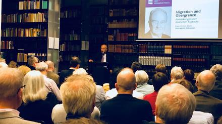 Rupert Scholz, 81 Jahre und Mitglied der CDU, bei einem Vortrag über "Migration und Obergrenze" in der Bibliothek für Konservatismus in der Charlottenburger Fasanenstraße.