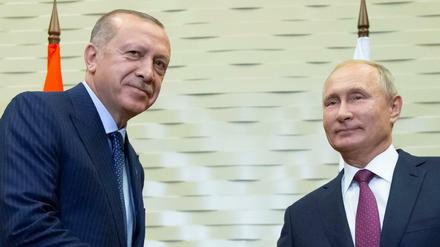 Der russische Präsident Vladimir Putin (rechts) empfängt seinen türkischen Kollegen Tayyip Erdogan in Sotschi.