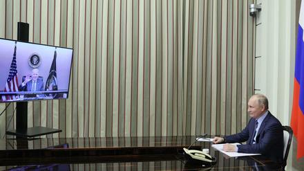 Der russische Präsident Wladimir Putin nimmt per Videoanruf an einem Treffen mit US-Präsident Joe Biden teil.