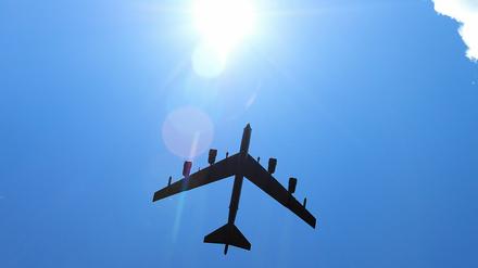 Eine Boeing B-52 im Himmel über Lettland: Die Nato verlegt mehr Truppen in den Osten. 