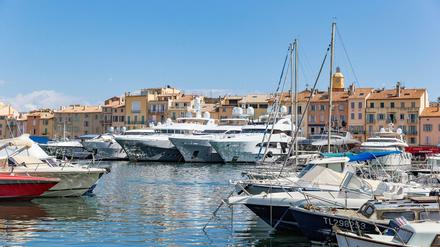 Yachten im Hafen vor den historischen Gebäuden in Saint Tropez, Frankreich. (Symbolbild)