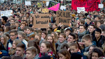 Schüler sind dagegen - und engagieren sich. Im speziellen Fall geht es um gestrichene Klassenfahrten in Niedersachsen. 