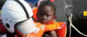 Gerettetes Kind an Bord eines Schiffes der Organisation Liveboat