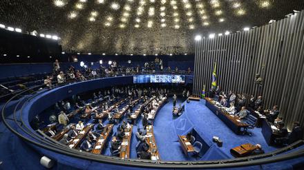 Der brasilianische Senat hat mit breiter Mehrheit das Amtsenthebungsverfahren gegen Präsidentin Dilma Rousseff angenommen.