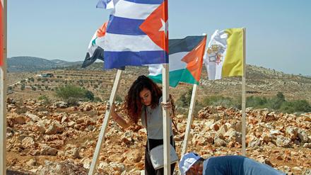 Demonstranten bringen in der Westbank die Fahnen von Ländern an, die sich politisch für die Rechte der Palästinenser einsetzen. 
